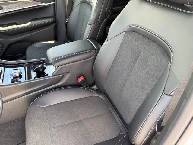 New 2027 Bright White Clear-Coat Paint Jeep Laredo Altitude image 19