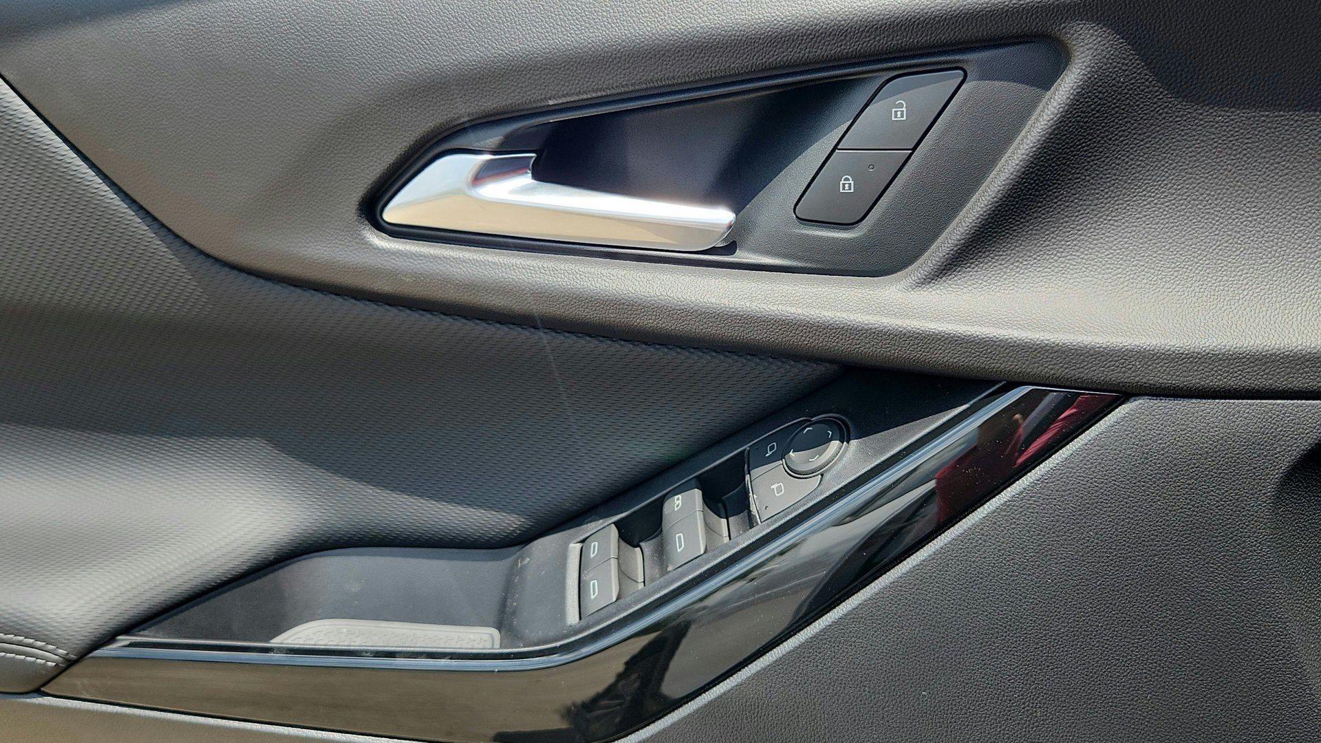 2027 Chevrolet Equinox LT - Photo 18