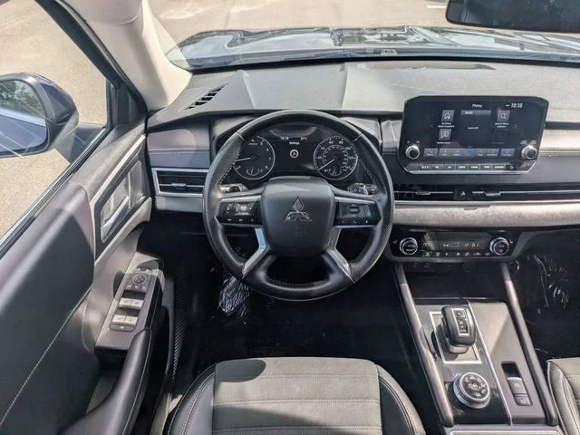 Used 2024  Mitsubishi SE Black Edition image 17