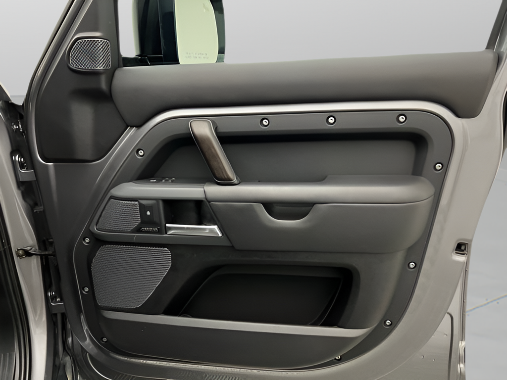 Used 2021  Land Rover X image 15