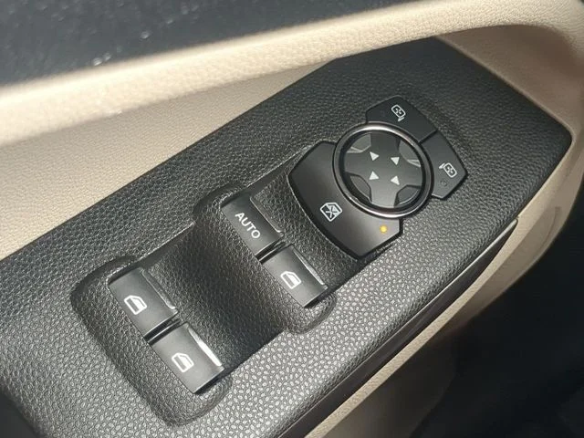 Used 2019 Blue Candy Ford SE image 24