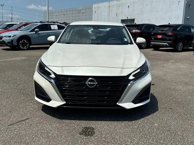 Used 2023 White Nissan 2.5 SV image 10