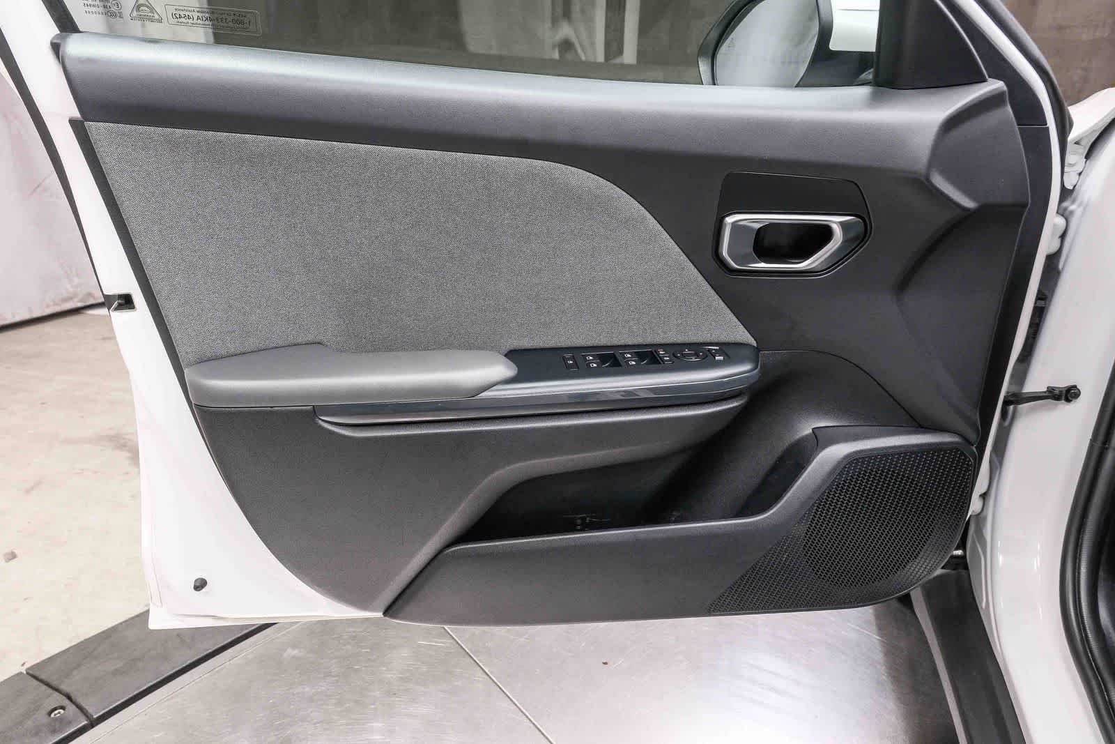 Used 2025 Snow White Pearl Kia EX image 24