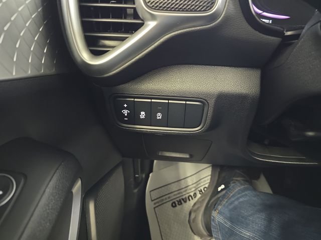 Used 2025  Kia LX image 20