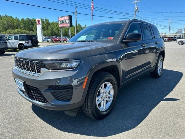 Used 2024 Gray Jeep Laredo image 3