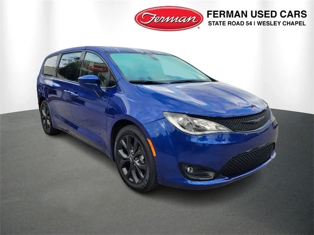 2020 Chrysler Pacifica Touring's photo