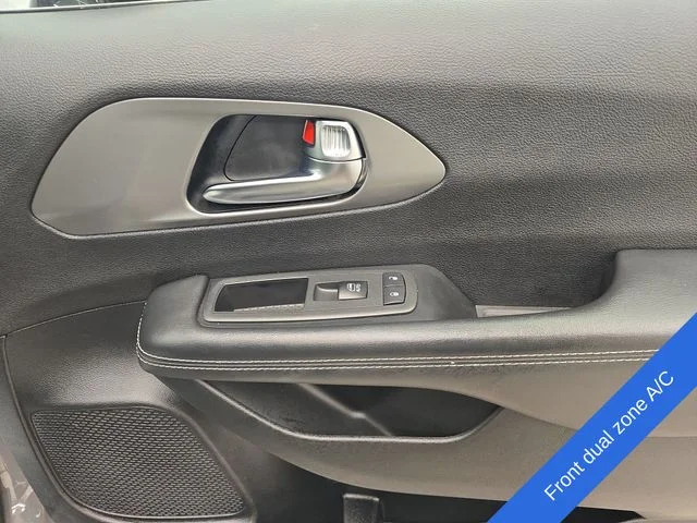 Used 2025 Ceramic Gray Clearcoat Chrysler Select image 11