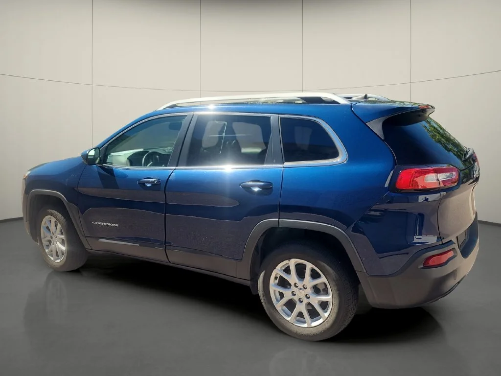 Used 2018 Blue Jeep Latitude Plus image 5