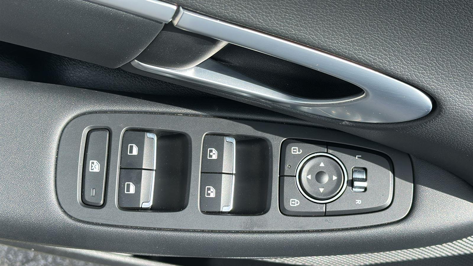 New 2025 Serenity White Hyundai SEL Convenience image 9
