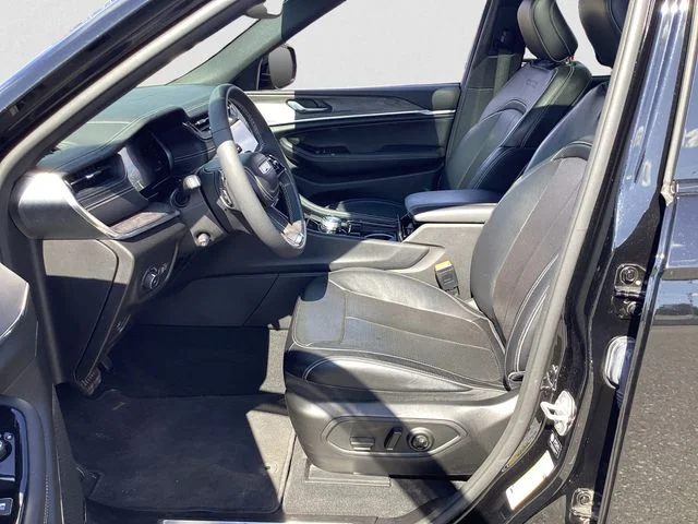 Used 2023 Diamond Black Jeep Overland image 9