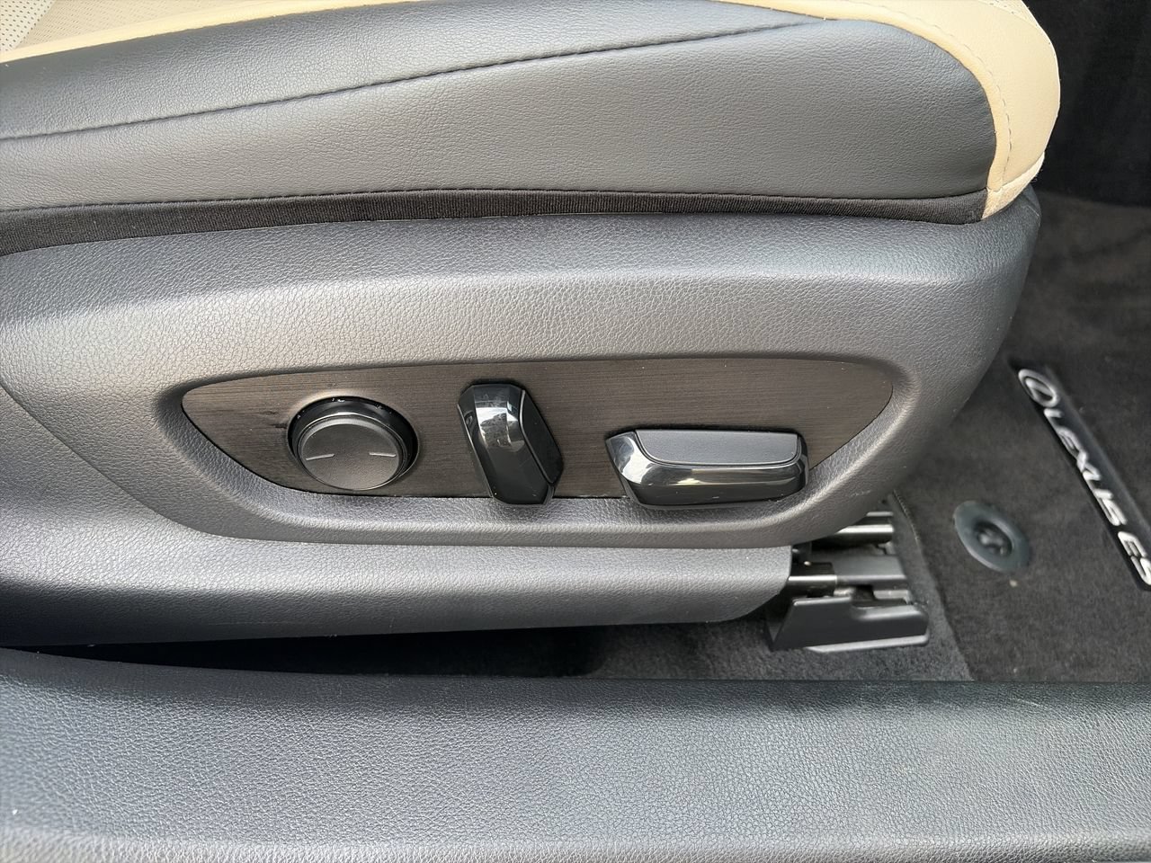 Used 2019 Moonbeam Beige Met Lexus ES 350 image 35