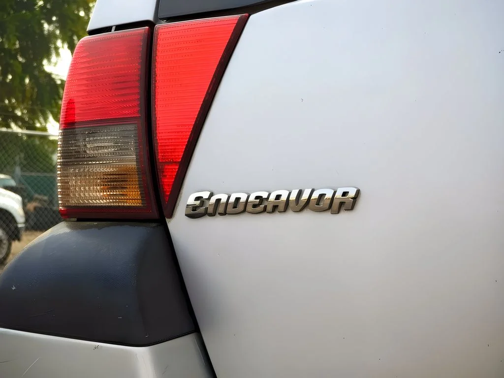 2005 Mitsubishi Endeavor LS - Photo 10