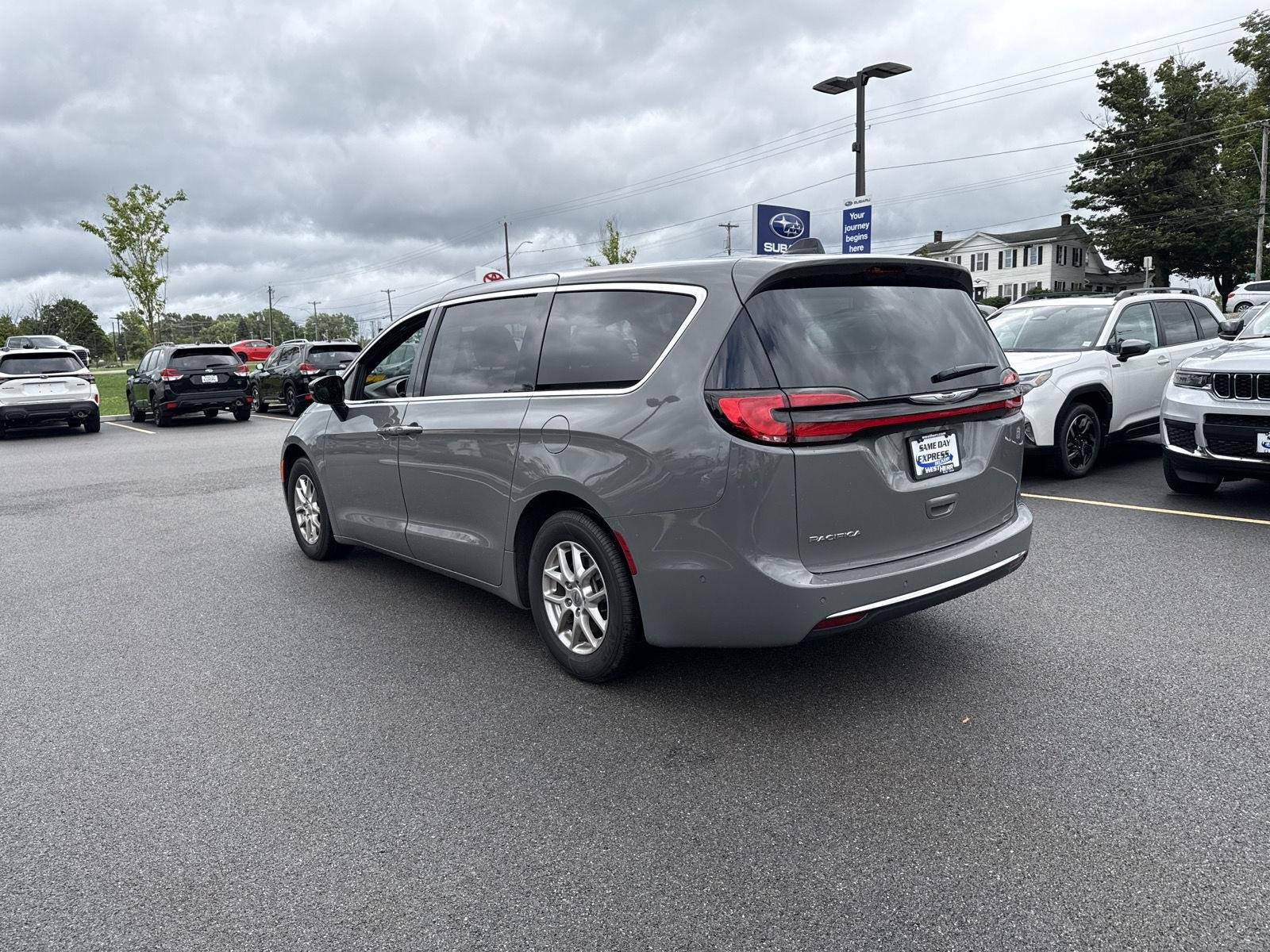 Used 2025 Ceramic Gray Clearcoat Chrysler Select image 5