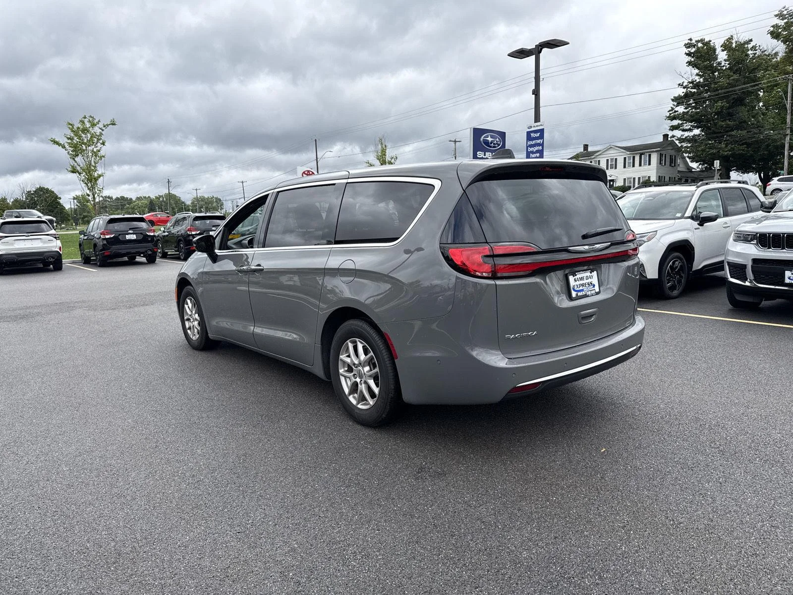 Used 2025 Ceramic Gray Clearcoat Chrysler Select image 5