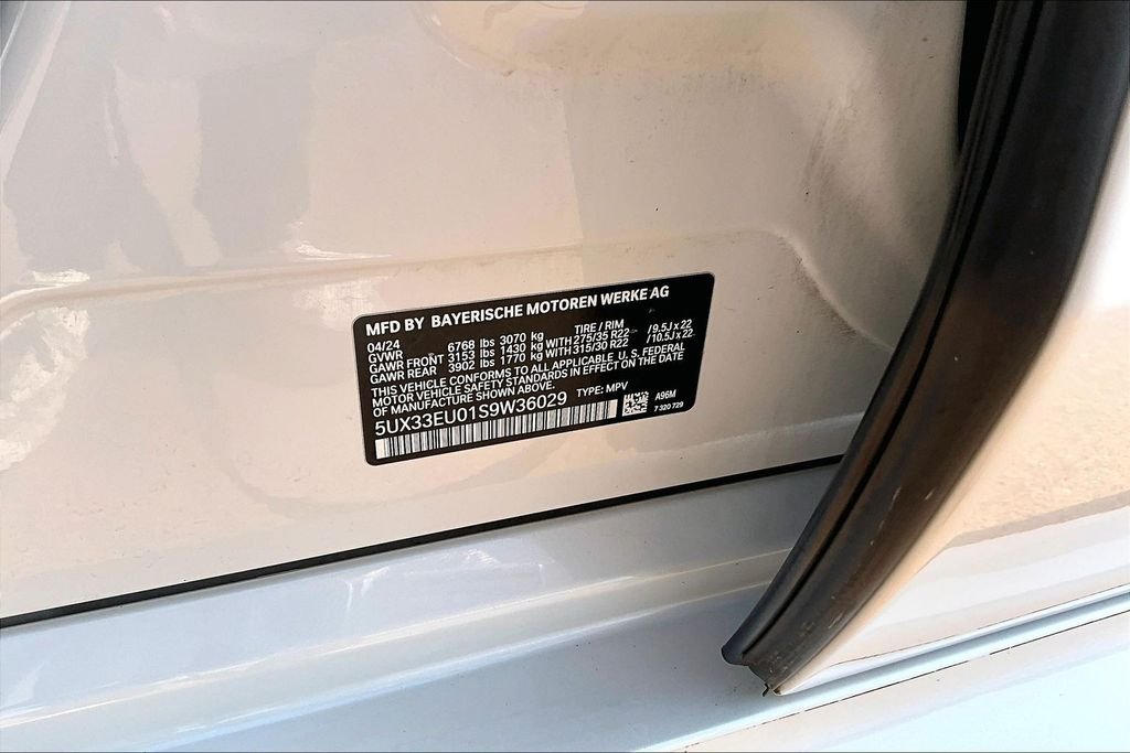 Used 2025 White BMW M60i image 32