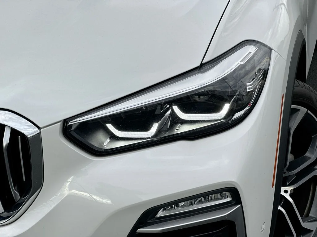Used 2021 White BMW xDrive40i image 16