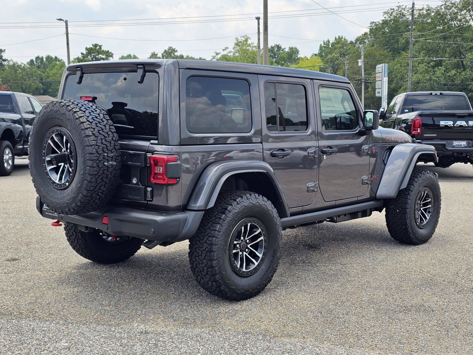 New 2026 Granite Crystal Metallic Clear-Coat Exterior Paint Jeep Rubicon X image 10
