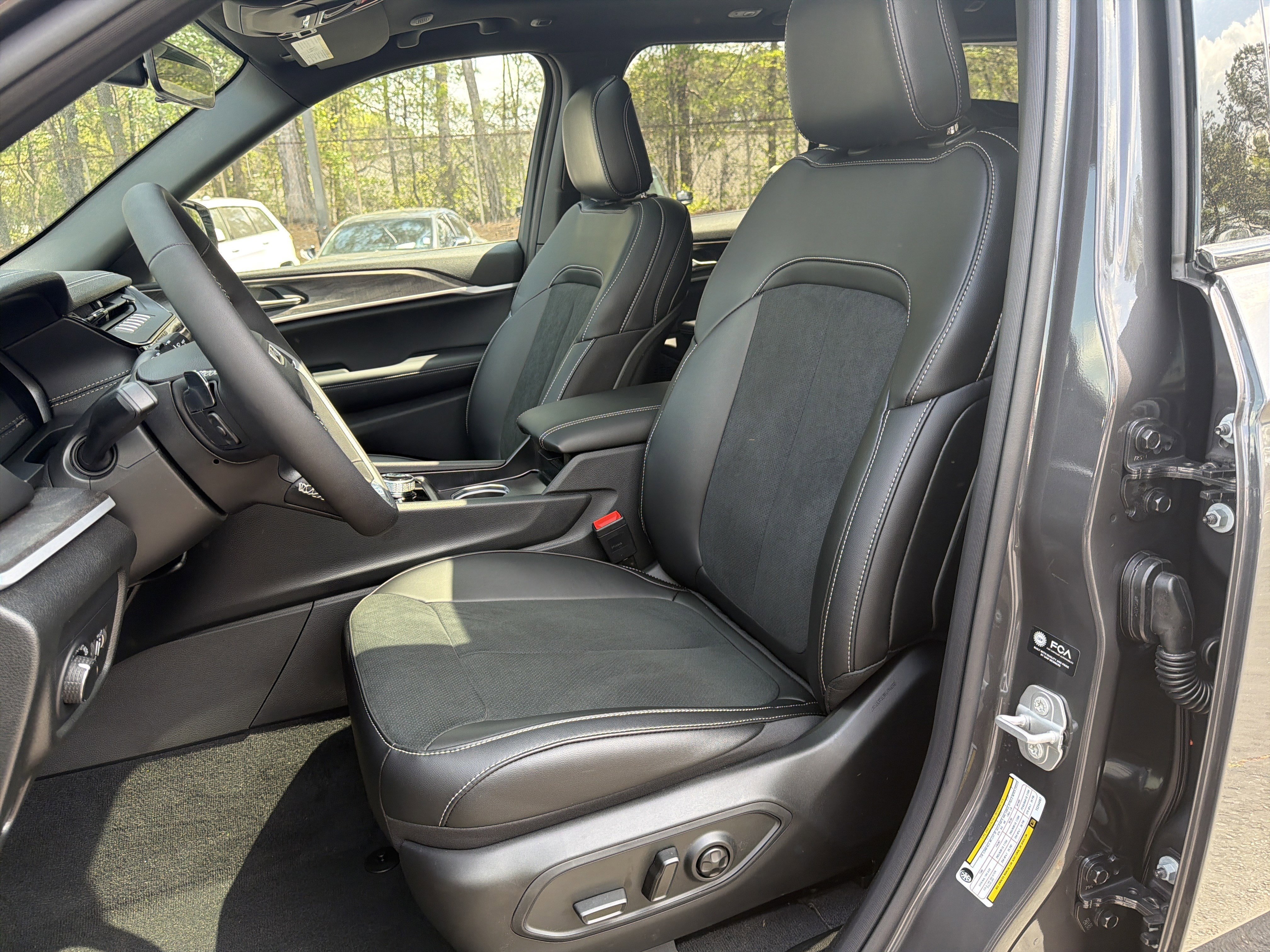New 2026 Baltic Gray Metallic Clear-Coat Exterior Paint Jeep Altitude image 11