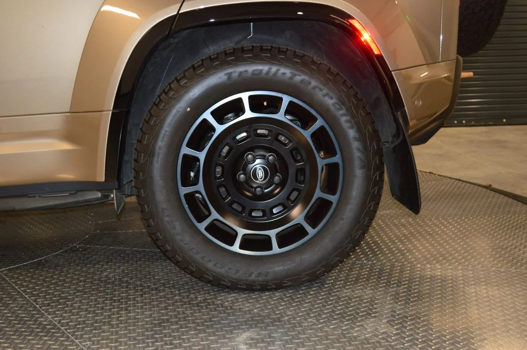 Certified Used 2025 Gondwana Stone Metallic Land Rover V8 image 14