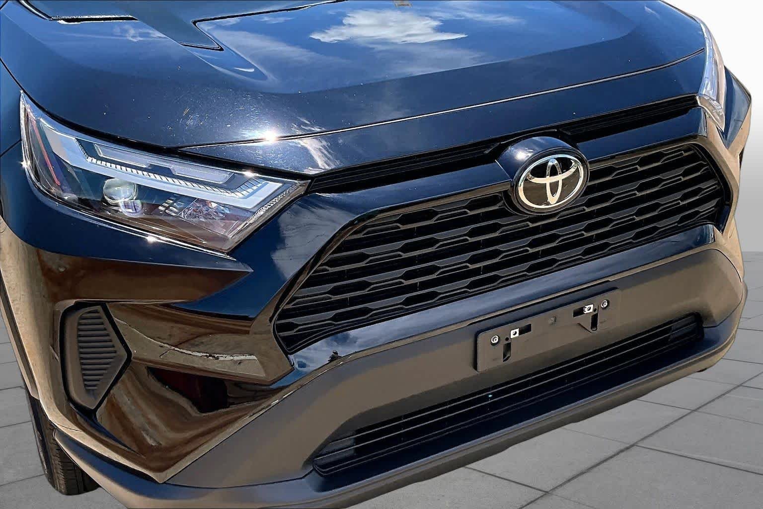 Used 2025 Midnight Black Metallic Toyota XLE image 30