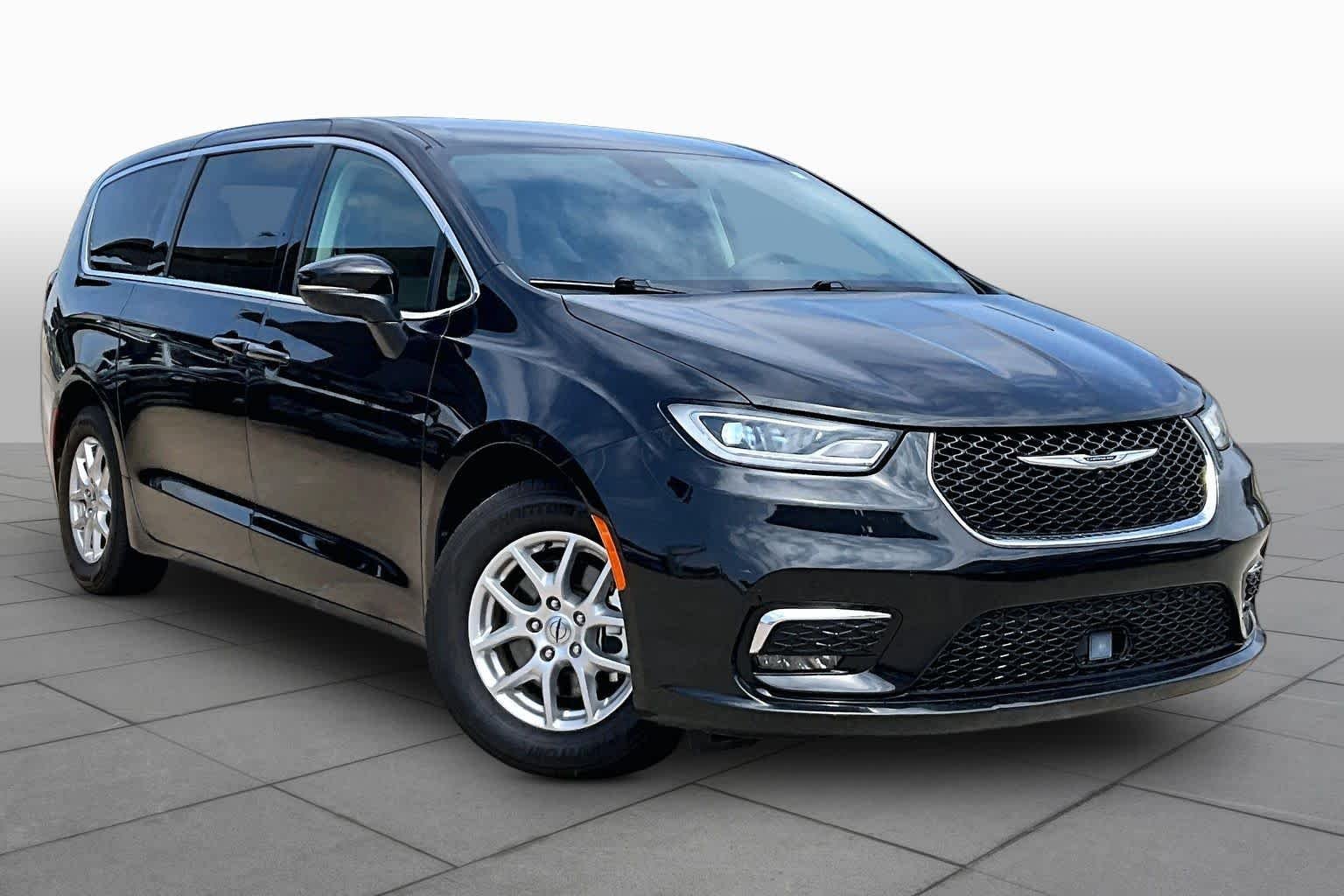 Used 2023 Brilliant Black Crystal Pearlcoat Chrysler Touring L image 2