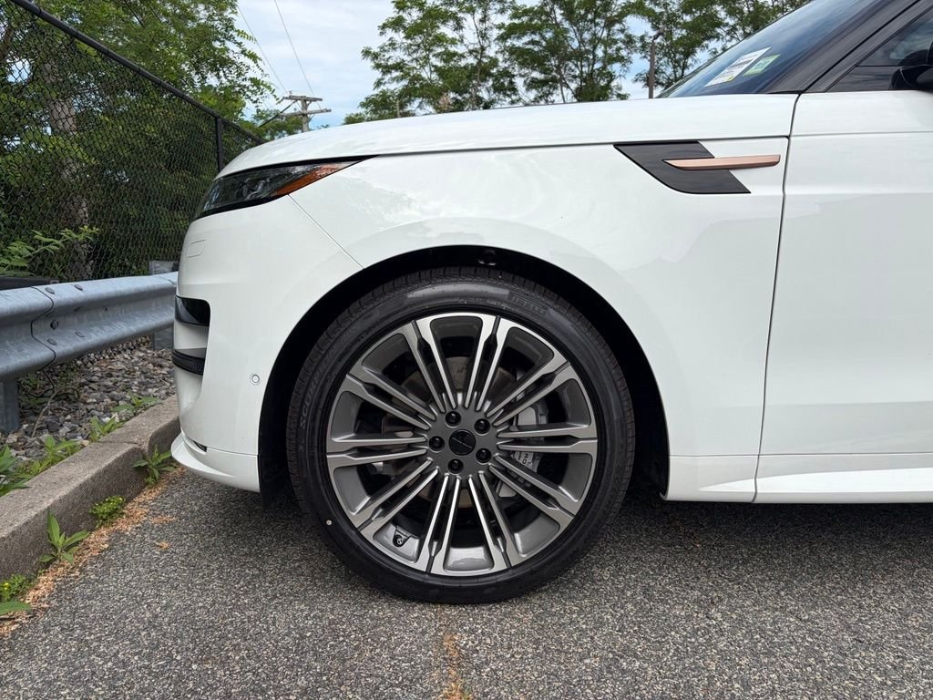 New 2026 Fuji White Land Rover Dynamic SE image 9