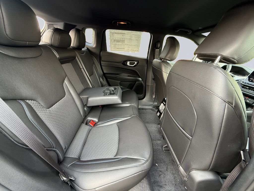 New 2026 Fathom Blue Pearl-Coat Exterior Paint Jeep Latitude image 19