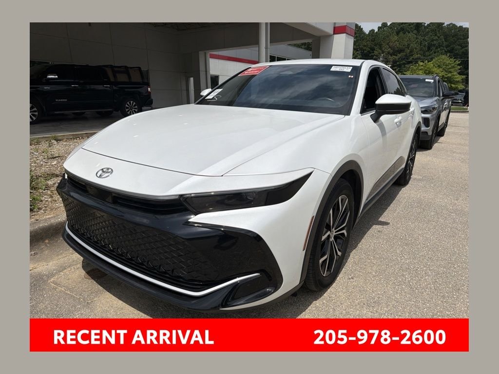 Used 2025 White Toyota XLE image 1