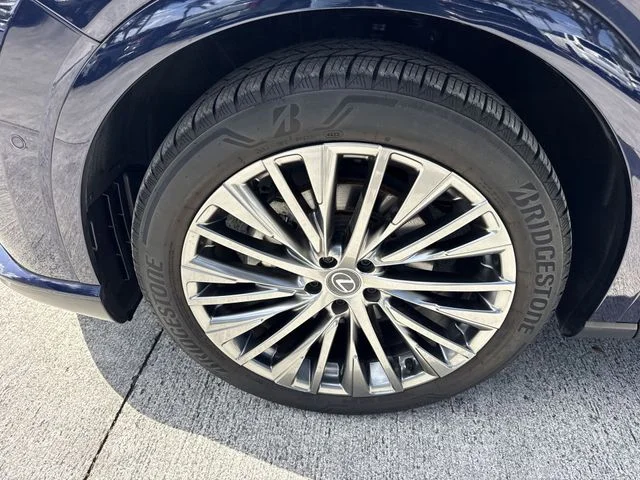 Used 2024  Lexus 350 Luxury image 10