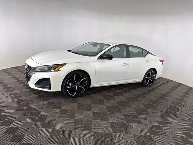 Used 2024 White Nissan 2.5 SR image 3