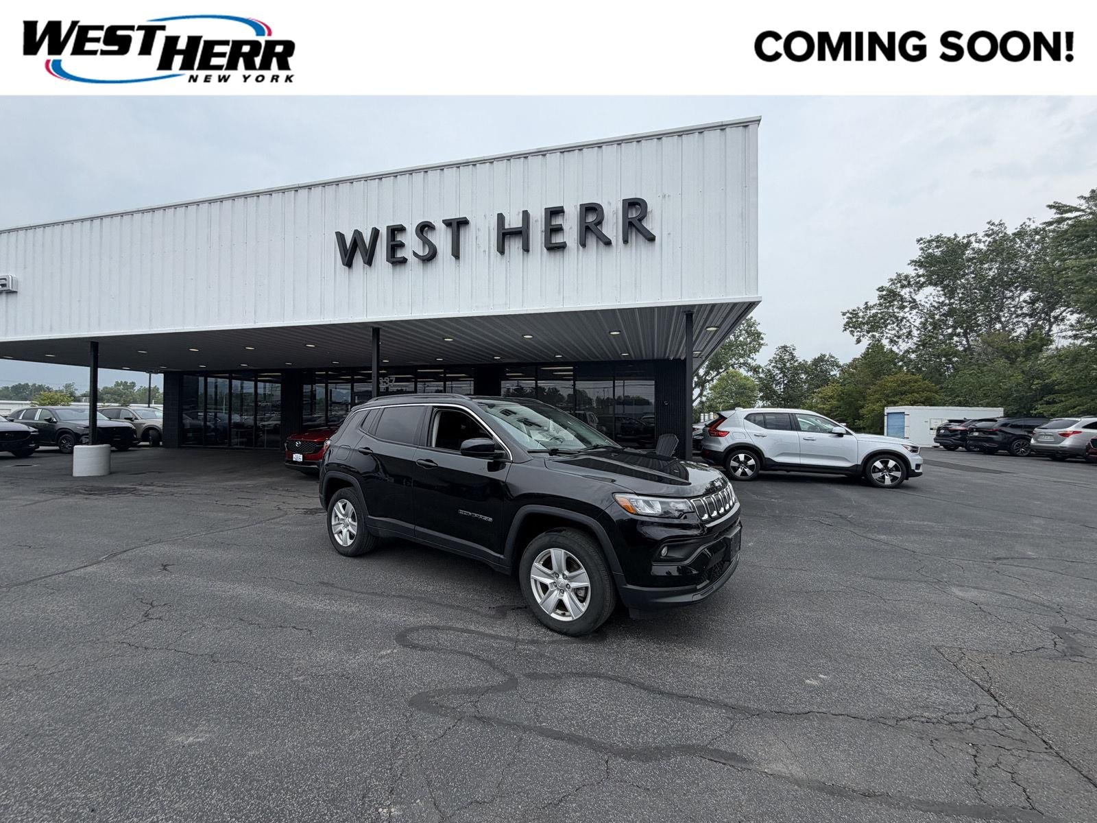Used 2022 Diamond Black Crystal Pearlcoat Jeep Latitude image 1