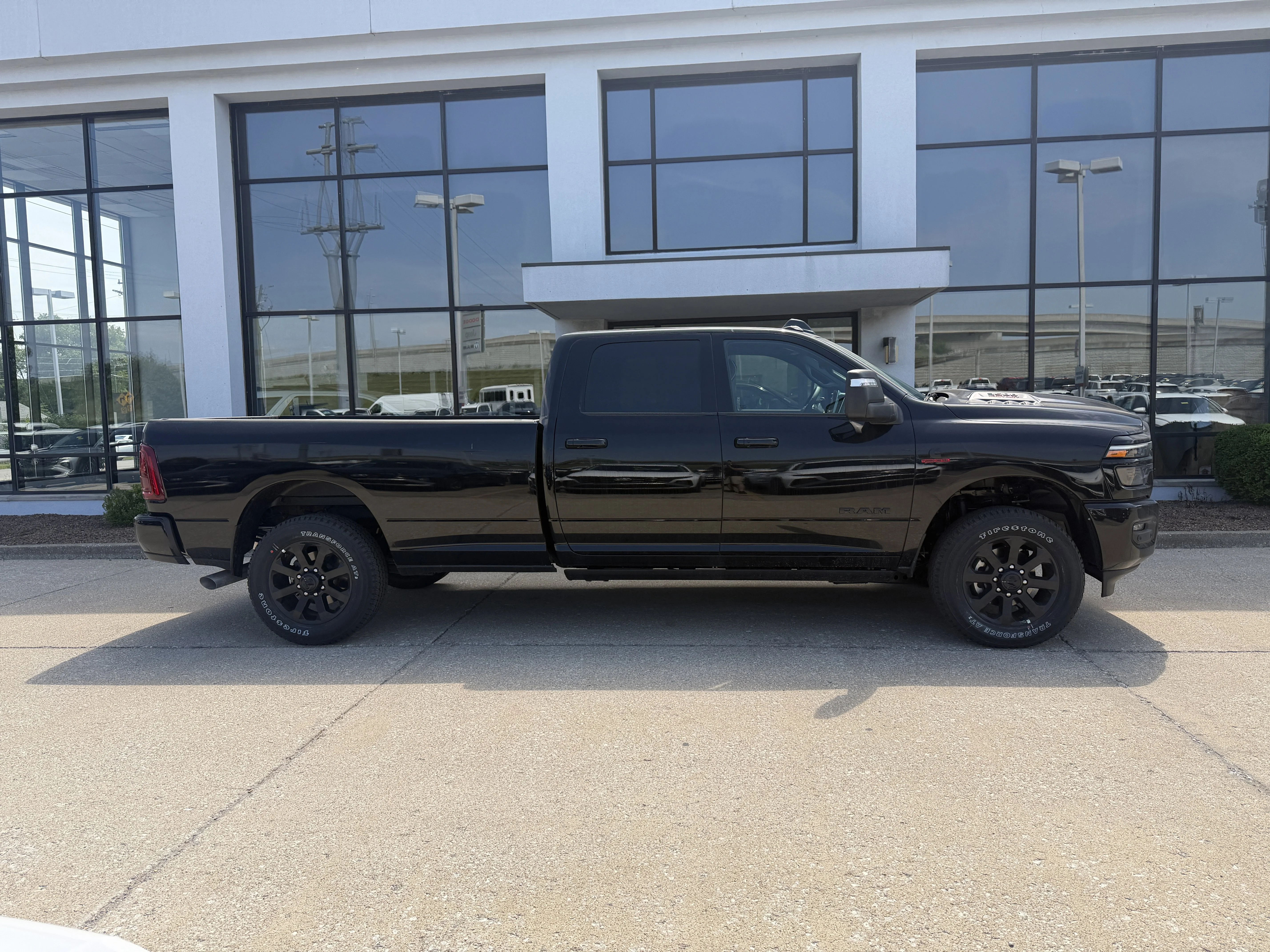 New 2026 Diamond Black Crystal Pearl-Coat Exterior Paint RAM Laramie image 3
