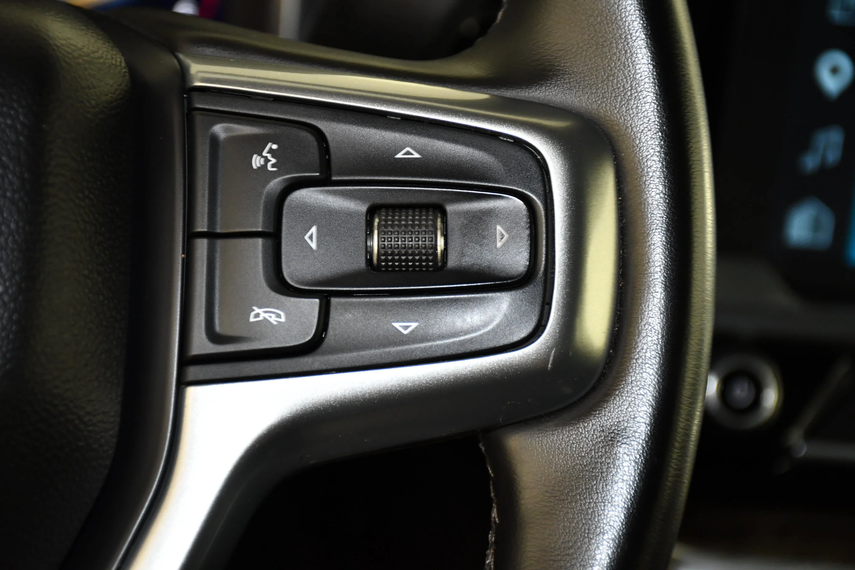Used 2025 Summit White Chevrolet LT image 22
