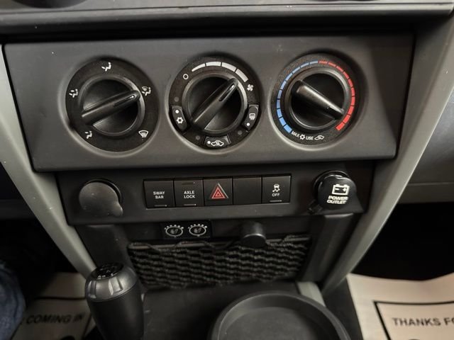 Used 2010 White Jeep Unlimited Rubicon image 14
