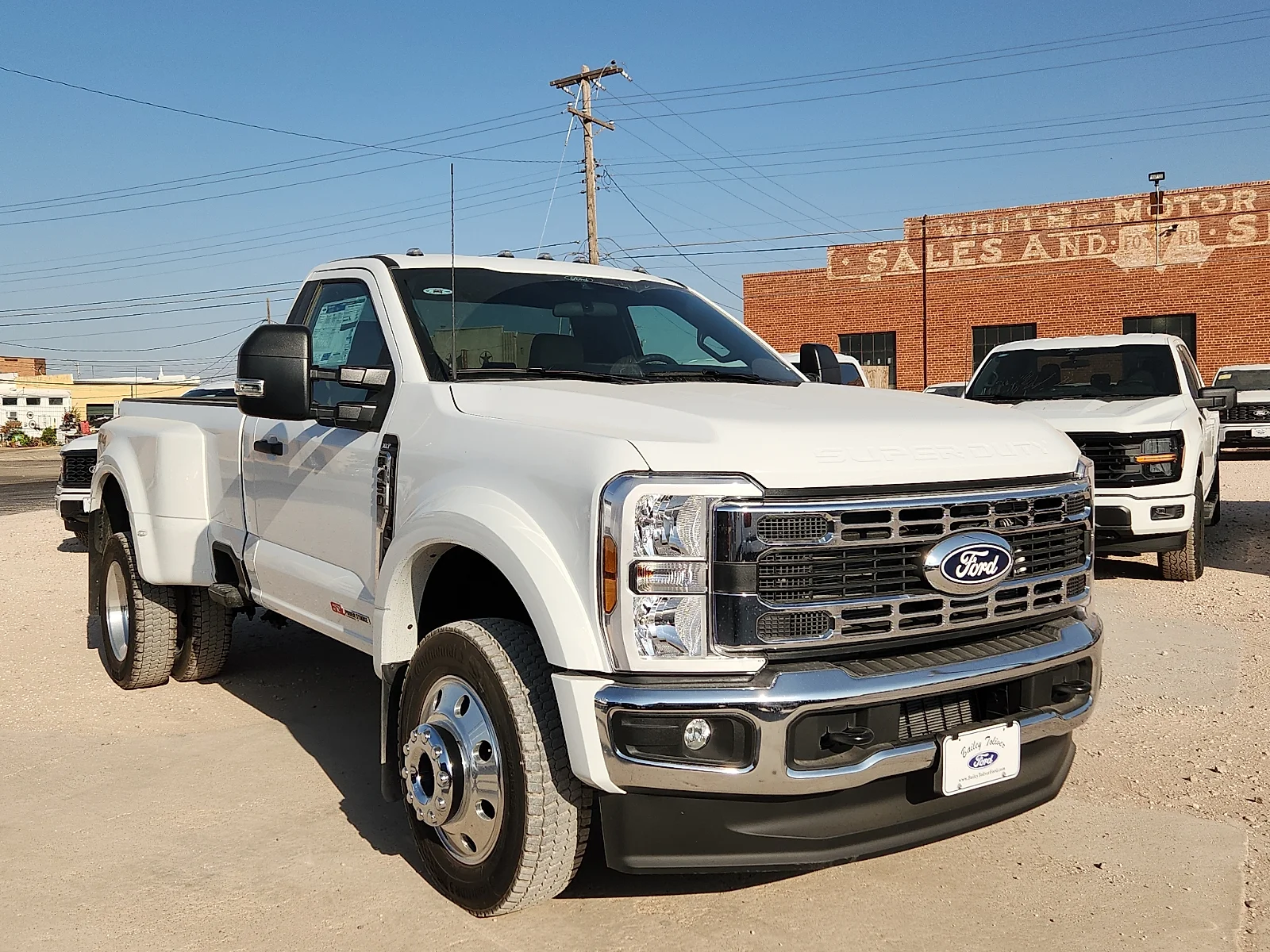 New 2027 Oxford White Ford XLT image 1