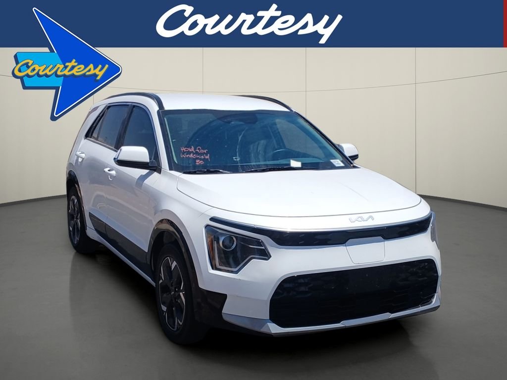 Used 2023 White Kia Wind image 1