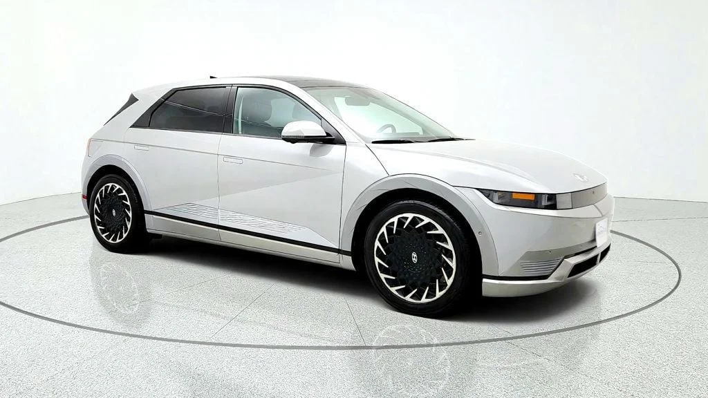 Used 2022 Cyber Gray Hyundai Limited AWD image 3
