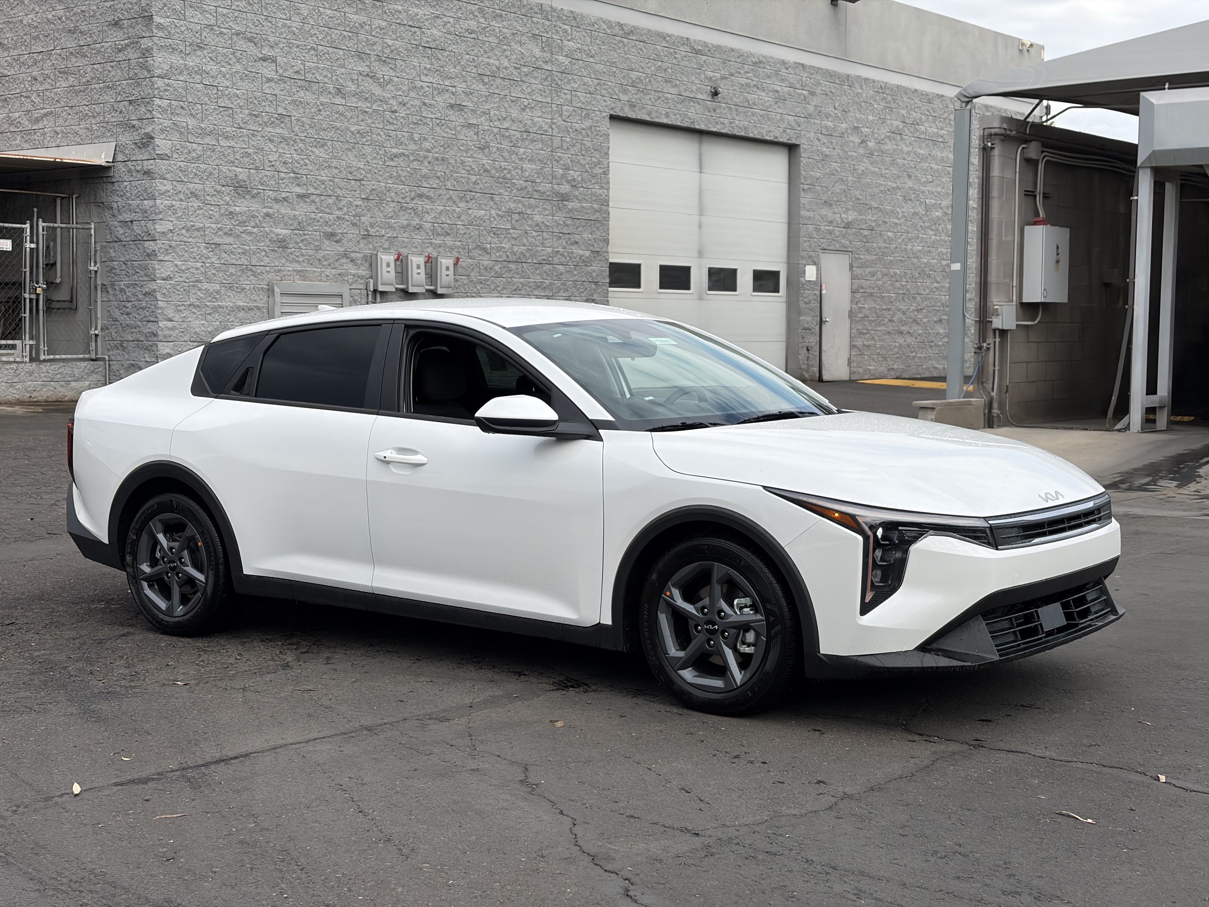 New 2026 Snow White Pearl Kia LXS image 32