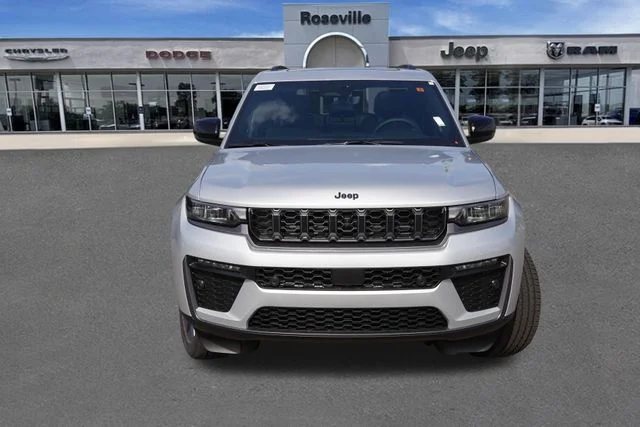 New 2026 Silver Zynith Exterior Paint Jeep Limited image 8