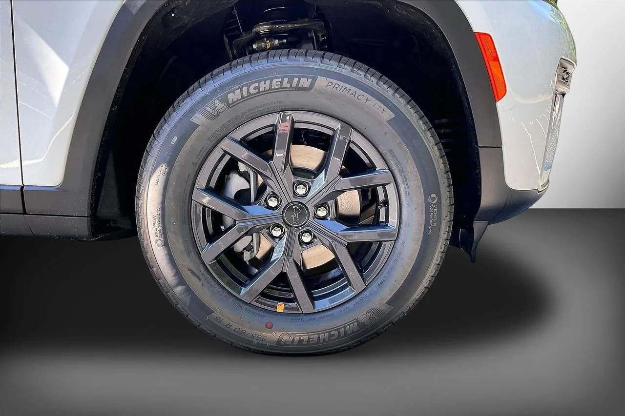 New 2027 Bright White Clear-Coat Paint Jeep Laredo Altitude image 32