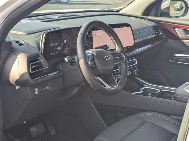 Used 2025 Pearl Chevrolet Z71 image 2