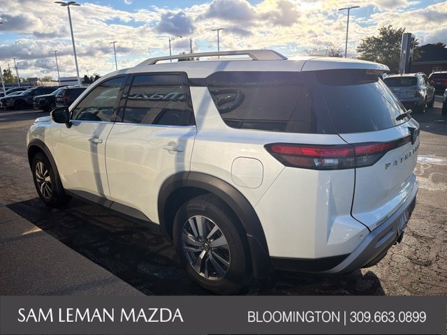 Used 2022 White Nissan SL image 9