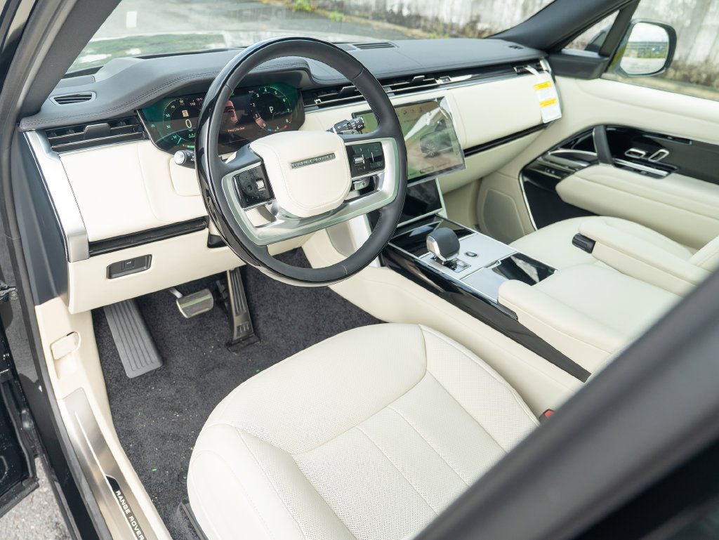 New 2026 Santorini Black Land Rover SE image 11