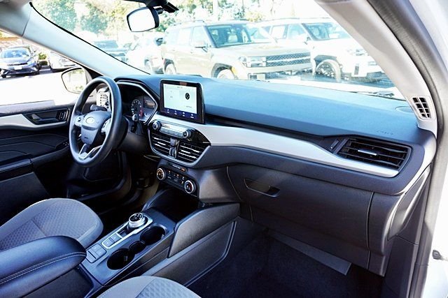 Used 2022 White Ford SE image 9