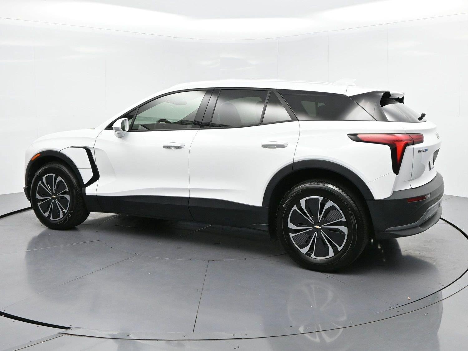 Used 2024 Summit White Chevrolet LT image 5