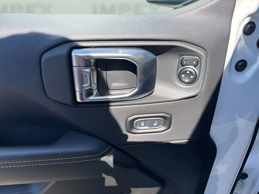 Used 2025 White Jeep Sahara image 30