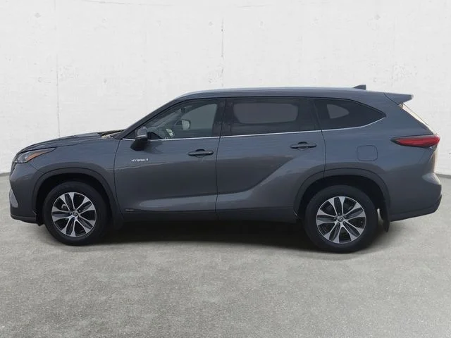 Used 2020 Magnetic Gray Metallic Toyota XLE image 8