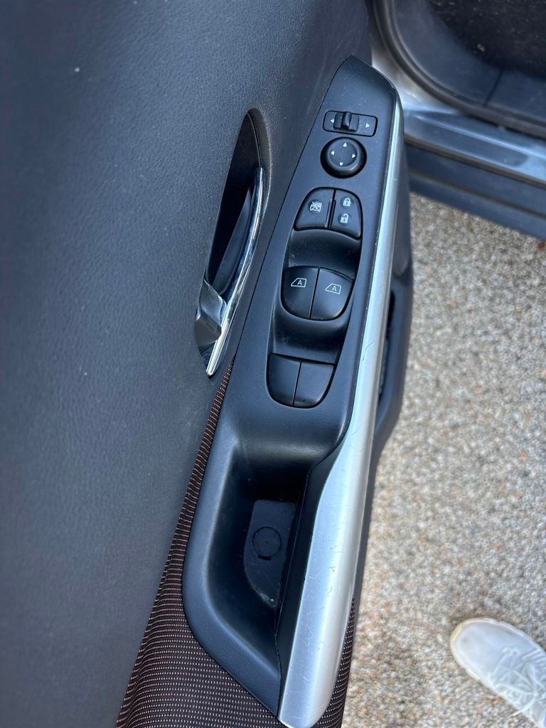Used 2019 Gray Nissan SR image 9