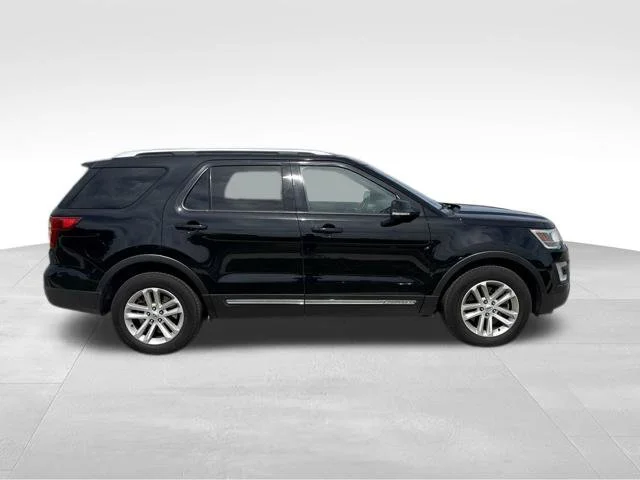 Used 2017 Black Ford XLT image 2