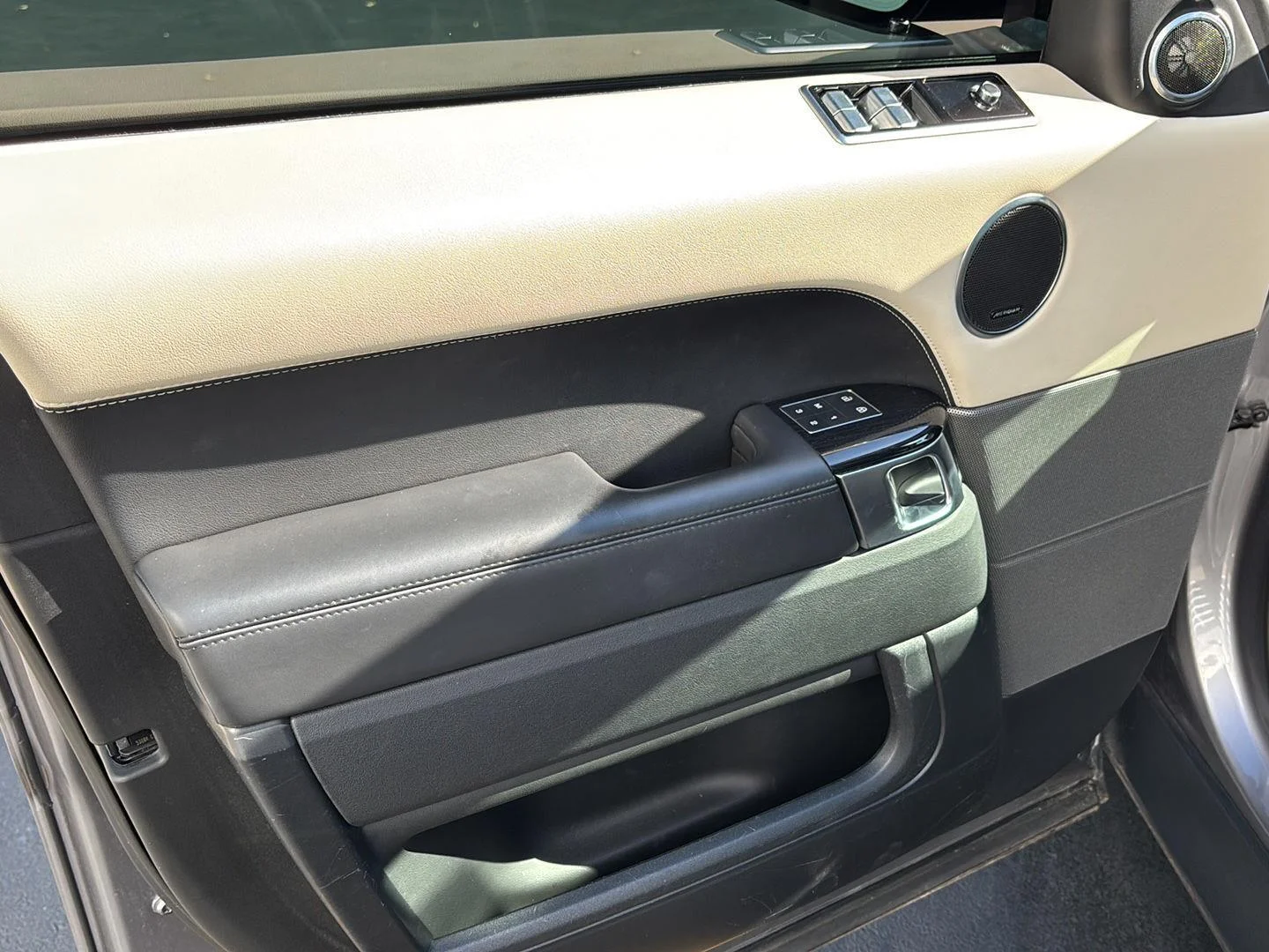 Used 2021 Eiger Grey Land Rover HSE Silver Edition image 10